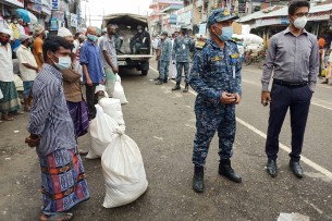 চরফ্যাশনে নৌ বাহিনীর ত্রাণ বিতরণ