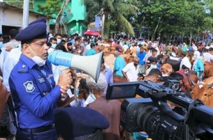 ভোলা জেলা পুলিশের পক্ষ থেকে গরু হাটে মাক্স বিতরণ ও সতর্কিকরণ প্রচার
