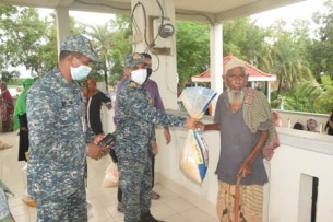 ভোলায় কর্মহীন অসহায় পরিবারের মাঝে নৌবাহিনীর খাদ্য সামগ্রী বিতরণ