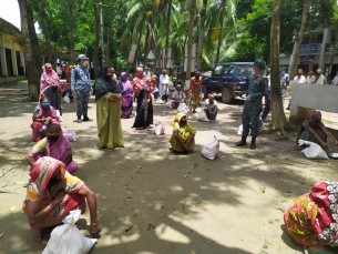 তজুমদ্দিনে অসহায় পরিবারের মাঝে নৌ-বাহিনীর ত্রাণ সামগ্রী বিতরণ