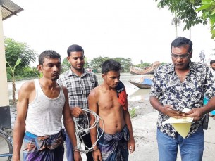 মনপুরায় জলদস্যু সন্দেহে দুইজনকে  আটক করে পুলিশে দিল জনতা