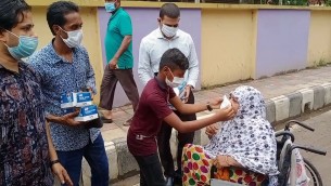 ভোলায় পথচারিদের মাস্ক বিতরণ করলো স্কুল ছাত্র রাহিম