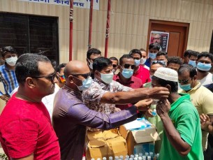সেচ্ছাসেবক লীগের প্রতিষ্ঠা বার্ষিকী উপলক্ষে  ভোলায় মাক্স ও হ্যান্ড স্যনেটাইজার বিতরণ