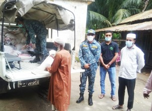 দৌলতখানে অসহায় পরিবারের মাঝে নৌবাহিনীর খাদ্য সামগ্রী বিতরণ