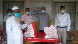 মনপুরায় অসহায় দেড়শত পরিবার  পেলো প্রধানমন্ত্রীর ঈদ উপহার