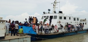 ইলিশা ঘাটে ঈদের ঘরমুখী মানুষের উপচে পড়া ভিড়