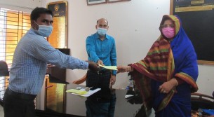 মনপুরায় প্রধানমন্ত্রী অনুদান পেলো নন এমপিও ৩০ শিক্ষক-কর্মচারী