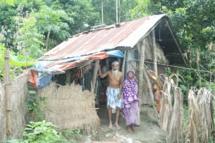 রাজাপুরে ঝুপড়ি ঘরে বৃদ্ধ দম্পতিদের মানবেতর জীবনযাপন