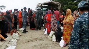দৌলতখানে কর্মহীনদের মাঝে নৌবাহিনীর খাদ্য সামগ্রী বিতরণ