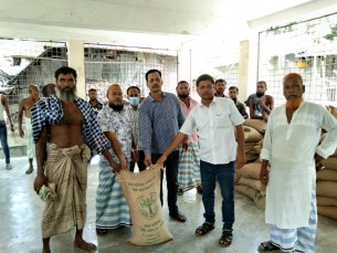 দৌলতখানে জেয়ারের পানিতে ক্ষতিগ্রস্ত পরিবারের মধ্যে চাল বিতরণ