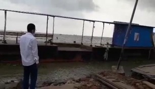 ভোলায় ঝড় ও জলোচ্ছ্বাসে বীরশ্রেষ্ঠ মোস্তফা কামাল লঞ্চঘাট বিধস্ত