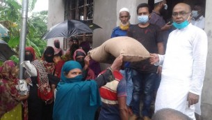 মনপুরায় জোয়ারে প্লাবিত ৪৫০ পরিবারের মধ্যে চাল বিতরণ