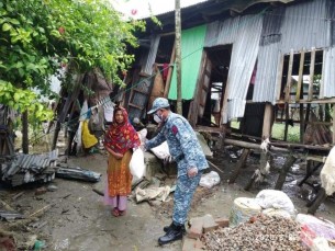 দৌলতখানে নৌ বাহিনীর খাদ্যসামগ্রী বিতরণ