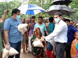 ভোলায় পানিবন্দি মানুষের মাঝে জেলা প্রশাসনের খাবার বিতরণ