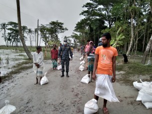 দৌলতখানে জোয়ারে ক্ষতিগ্রস্ত পরিবারের মাঝে নৌবাহিনীর খাদ্যসামগ্রী বিতরণ