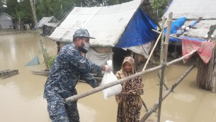 তজুমদ্দিনে অসহায়দের মাঝে নৌ-বাহিনীর ত্রান বিতরণ