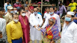 ভোলায় জোয়ারের পানিতে ক্ষতিগ্রস্ত পরিবারের মাঝে নগদ অর্থ বিতরণ