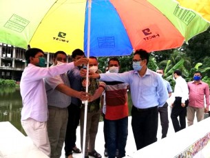 ভোলায় বিচার প্রার্থীদের জন্য আদালত প্রাঙ্গনে ছাতা স্থাপন