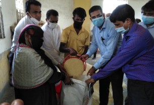 ভোলায় মাঝের চরে ক্ষতিগ্রস্থদের মাঝে ত্রান বিতরণ