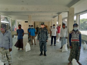 দৌলতখানে অতি জোয়ারে  ক্ষতিগ্রস্ত পরিবারকে নৌবাহিনীর খাদ্যসামগ্রী প্রদান