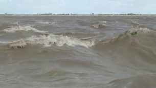 ভোলায় দমকা বাতাসে মেঘনা ও তেঁতুলিয়া নদী উত্তাল