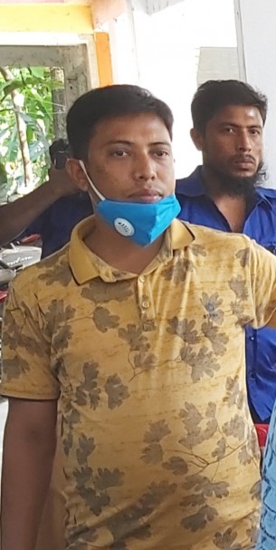 মনপুরায় সরকারি চাল পাচারের অভিযোগে  উনিয়ন  সচিব আটক