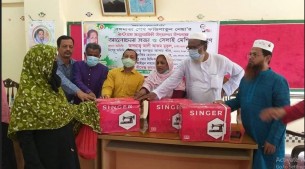 দৌলতখানে বঙ্গমাতার জন্মবার্ষিকী উপলক্ষে অসহায়দের মাঝে সেলাই মেশিন বিতরণ