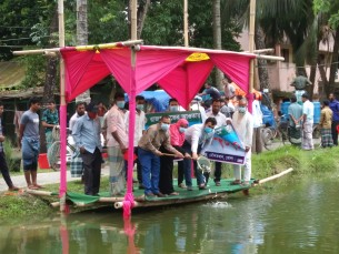 দৌলতখানে মাছের পোনা অবমুক্ত