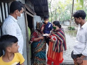 চরফ্যাশনে অসহায় পরিবারকে কোস্ট ট্রাস্টের অর্থ সহায়তা