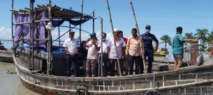 মনপুরার মেঘনায় খুঁটি বসিয়ে মাছ শিকারের সময় ১ জেলে আটক