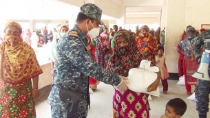 ভোলায় জোয়ারে ক্ষতিগ্রস্ত পরিবারের মাঝে নৌ-বাহিনীর খাদ্রসামগ্রী বিতরণ