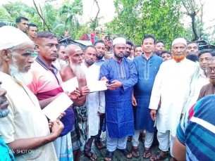 চরফ্যাশনে টর্নেডোর আঘাতে ক্ষতিগ্রস্ত পরিবারকে আর্থিক সহায়তা প্রদান