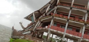 তজুমদ্দিনে নদী গর্ভে বিলীন হচ্ছে স্কুল  কাম আশ্রয় কেন্দ্রের চার তলা ভবন