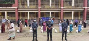 ভোলায় অসহায় পরিবারের মাঝে খাদ্য সহায়তা দিলো নৌবাহিনী