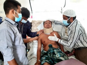মনপুরার  আহত রিকসা চালক মামুনের চিকিৎসা করতে টাকার অভাবে হিমশিম খাচ্ছে অসহায় পরিবার
