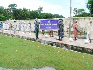 দৌলতখানে অসহায় পরিবারের মাঝে নৌবাহিনীর খাদ্য সহায়তা প্রদান