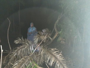 দঃআইচায়  বাড়ির পথে বেত কাটা দিয়ে দরিদ্র পরিবারকে অবরুদ্ধ!