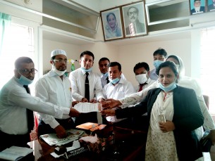 ভোলায় ৬ দফা দাবিতে শিক্ষানবিশ আইনজীবীদের স্মারকলিপি প্রদা