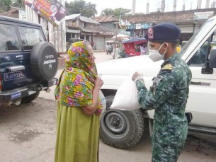 দৌলতখানে অসহায় পরিবারের মাঝে নৌবাহিনীর ত্রাণ বিতরণ