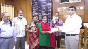 ভোলার ছাত্রীর আঁকা ছবি প্রধনমন্ত্রীর ঈদকার্ডে স্থান পাওয়ায় ১ লাখ টাকা সম্মাননা প্রদান