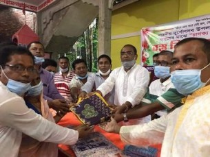 ভোলার বোরহানউদ্দিনে সনাতন ধর্মালম্বীদের মাঝে নতুন বন্ত্র বিতরণ