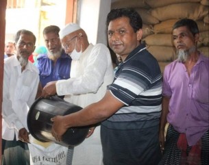 ভোলার ভেলুমিয়াতে জেলেদের মাঝে ভিজিএফ’র চাল বিতরণ