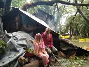 দৌলতখানে ঝড়ে বাতাসে মাথা গোঁজার ঠাঁই হারালেন রোসোনা