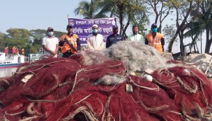 তজুমদ্দিনে ৭০ হাজার মিটার অবৈধ জাল আটক করেছে কোস্টগার্ড