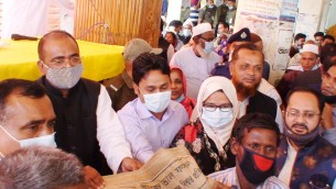 দৌলতখানে ক্ষুদ্র ও প্রান্তিক কৃষকের মাঝে বিনামূল্যে  বীজ সার বিতরণ