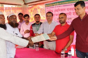 চর কুকরি-মুকরিতে জেলেদের মাঝে সমুদ্রগামী ট্রলার বিতরণ