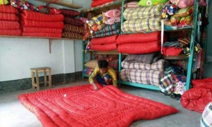 ভোলায় লেপ-তোষক তৈরির কাজে ব্যস্ত কারিগররা