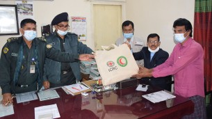 ভোলায় রেড ক্রিসেন্ট সোসাইটির উপহার পেলেন চার বিদেশী কারাবন্দি