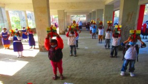 মনপুরায় নতুন বই নিতে স্কুলে কোমলমতি শিক্ষার্থীরা