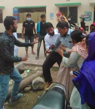 চরফ্যাশন হাসপাতালে রোগী নিয়ে দালালদের টানাহেচড়া